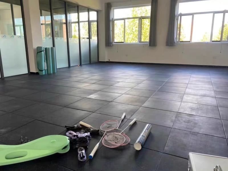 Mesin pemotong waterjet secara tepat memotong logo dari selembar karet EPDM berwarna.